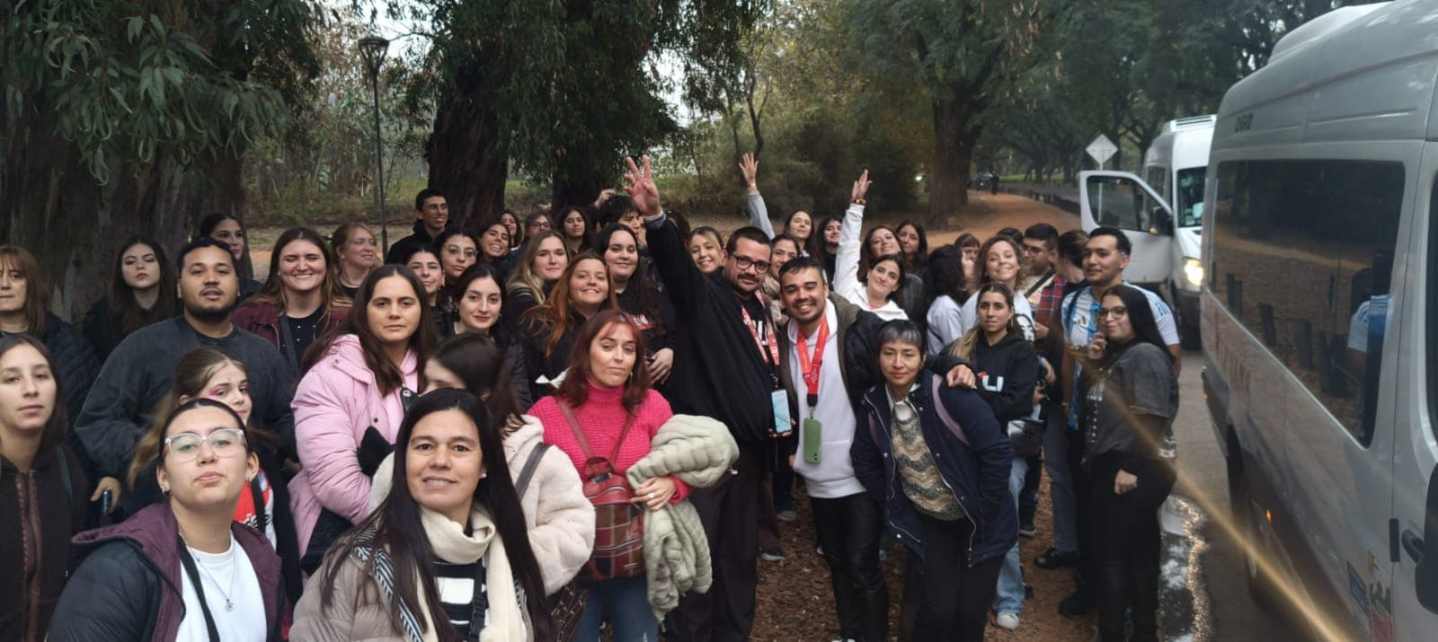Grupo numeroso de pasajeros en una excursión con LP Vans