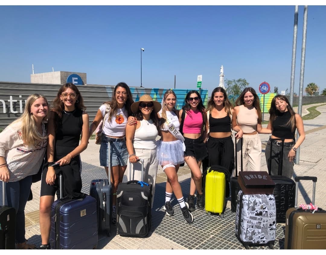 Grupo de pasajeras con equipaje listas para viajar